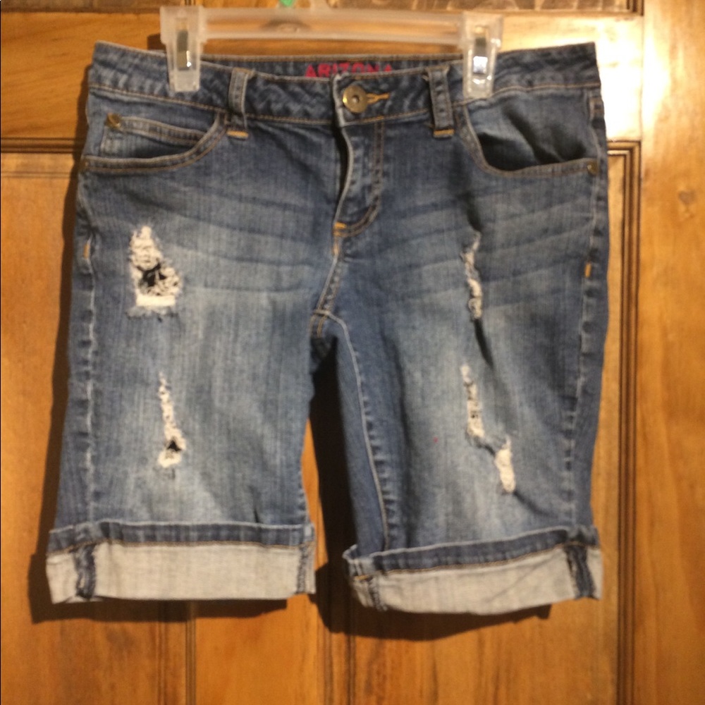 Bermuda shorts with rip details on front